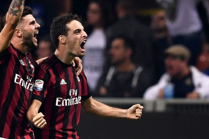 Gelandang AC Milan, Giacomo Bonaventura (kanan), merayakan gol timnya ke gawang Inter Milan dalam laga Liga Italia di Stadion Giuseppe Meaza, Milan, Italia, pada Minggu (15/10/2017).