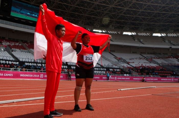 Atlet tolak peluru andalan Indonesia, Suparniyati (kanan), sukses mendulang medali emas pertama Indonesia, sedangkan Tiwa (kiri) medali perunggu dari cabang para atletik Asian Para Games 2018, pada Senin (8/10/2018), di Stadion GBK, Jakarta.