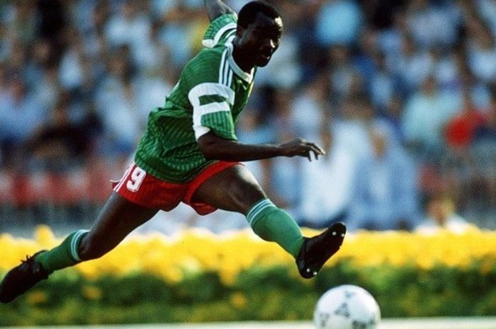 Ilustrasi aksi Roger Milla di atas lapangan pada era 1980-an.