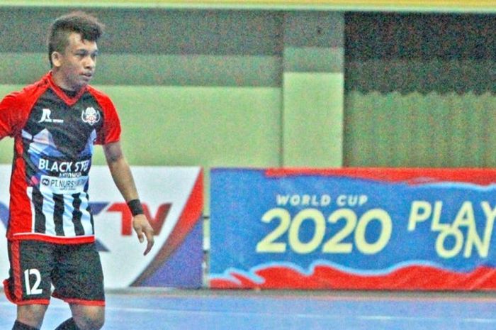 Aksi Ardiansyah Runtuboy saat membela timnas Indonesia melawan Felda United dalam uji coba di GOR 17 Desember, Mataram, Nusa Tenggara Barat, Minggu (14/8).