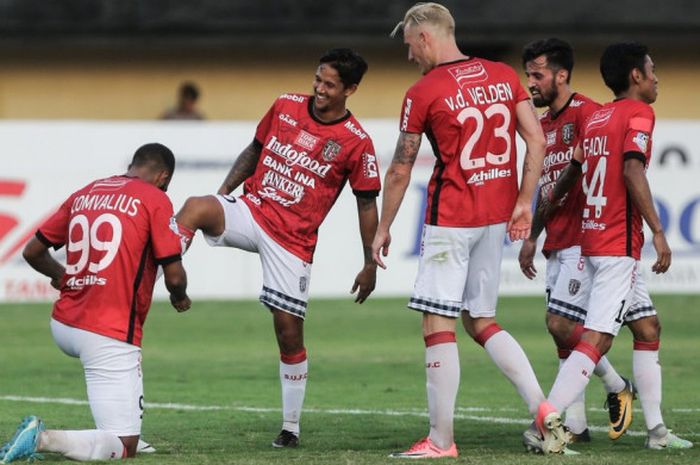 Empat pemain Bali United Sylvano Comvalius, Nick van der Velden, Stefano Lilipaly dan Fadil Sausu merayakan gol Irfan Bachdim di laga Liga 1.