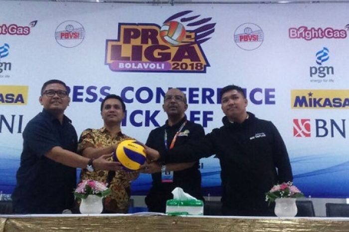 Direktur Proliga Hanny Surkatty (kedua dari kanan) dan perwakilan sponsor berpose pada konferensi pers jelang Proliga 2018 di Sekretariat PP PBVSI, Jakarta, Rabu (10/1/2018).