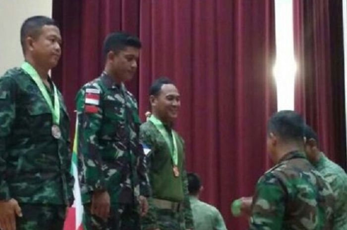 Pangdam II Sriwijaya Mayjen Putranto memberikan penghargaan kepada Prajurit TNI AngkatanDarat yang berhasil meraih medali dalam kejuaraan menembak tingkat tentara ASEAN di Singapura 2017.