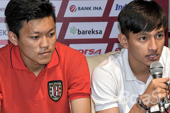 Hanis Saghara (kanan) bersama rekannya Feby Eka Putra (kiri) yang sama-sama eks penggawa Timnas U-19 saat diperkenalkan manajemen Bali United di Denpasar, Bali, Senin (4/12/2017).