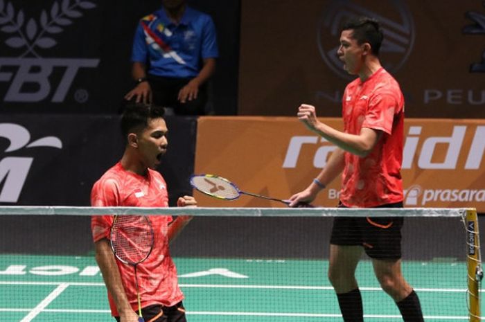 Pasangan ganda putra Indonesia, Fajar Alfian/Muhammad Rian Ardianto, melakukan selebrasi setelah menang atas 21-12, 16-21, 21-14 atas Yew Sin Ong/ Ee Yi Teo pada laga yang berlangsung di Axiata Arena, Bukit Jalil, Kuala Lumpur, Kamis (24/8/2017).