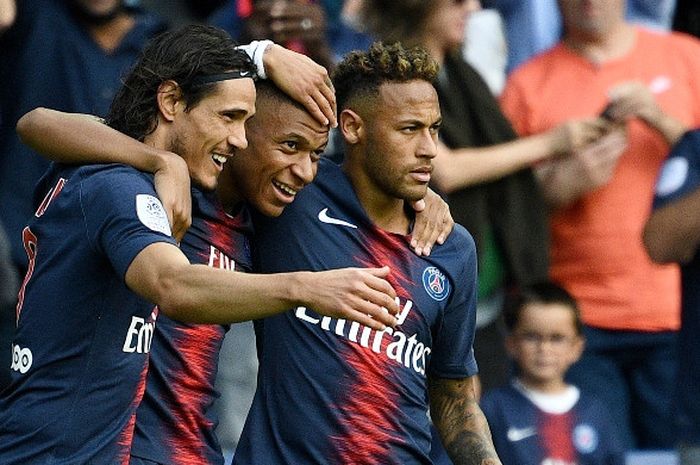 Penyerang Paris Saint-Germain, Kylian Mbappe (tengah), merayakan golnya bersama Edinson Cavani (kiri) dan Neymar dalam laga Liga Prancis kontra Angers di Stadion Parc des Princes, Paris pada 25 Agustus 2018.