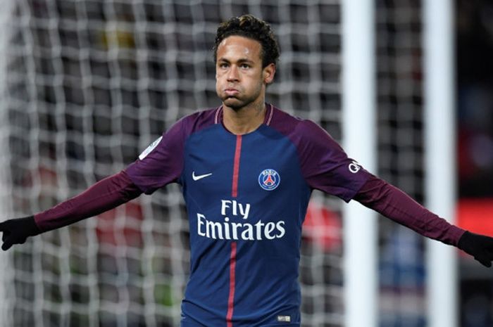 Striker Paris Saint-Germain, Neymar, merayakan gol yang dia cetak ke gawang Dijon dalam laga Liga Prancis di Stadion Parc des Princes, Paris, pada 17 Januari 2018.