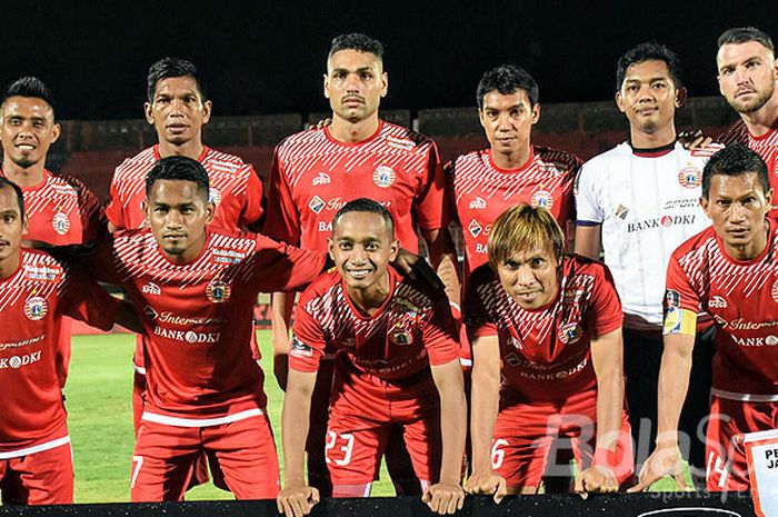 Skuat Persija Jakarta berpose menjelang dimulainya laga melawan Borneo FC dalam laga Grup D Piala Presiden 2018 di Stadion Kapten I Wayan Dipta, Gianyar, Rabu (24/1/2018).