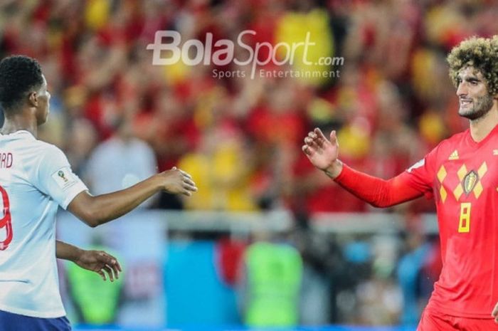   Marouane Fellaini (kanan) bertemu dengan rekan seklubnya di Manchester United, Marcus Rashford, dalam laga Grup G Piala Dunia 2018 antara timnas Belgia dan Inggris di Kaliningrad Stadium, Kamis (28/6/2018).    