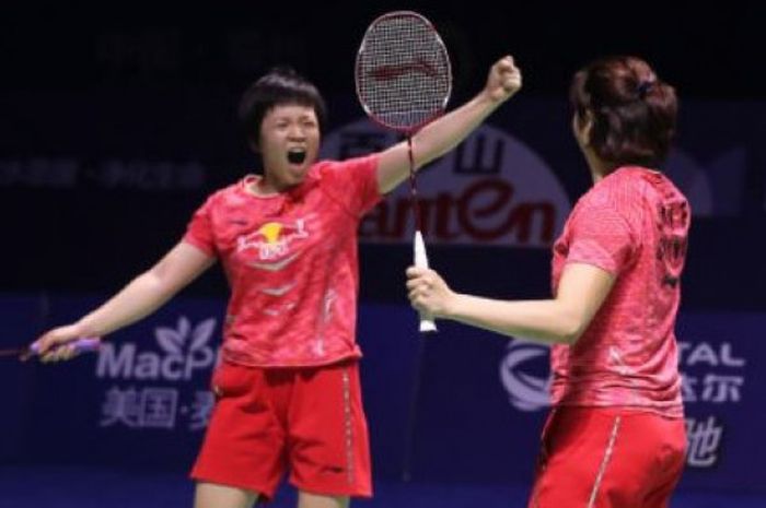 Ekspresi Chen Qingchen/Jia Yifan (ganda putri China) setelah memenangi laga final China Open 2017 melawan Kim Hye-rin/Lee So-hee, Minggu (19/11/2017). 