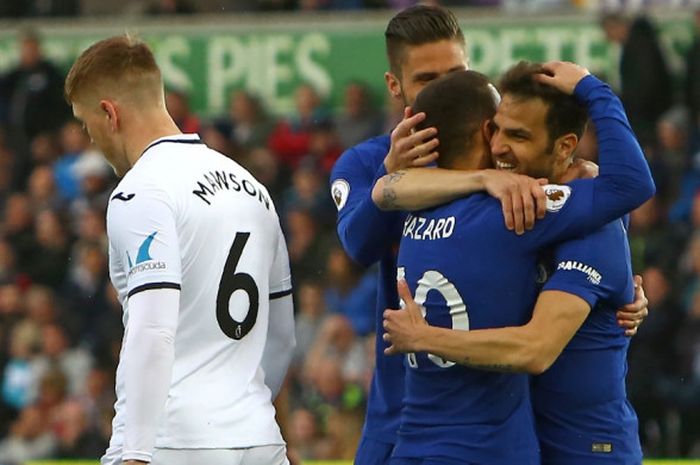 Pemain Chelsea melakukan selebrasi setelah Cesc Fabregas mencetak gol ke gawang Swansea City pada laga lanjutan Liga Inggris di Stadion Liberty, Sabtu (28/4/2018) malam WIB.