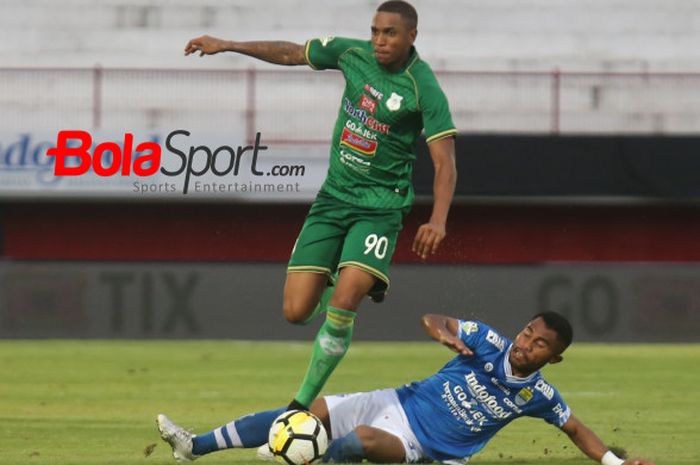  Bek Persib, Ardi Idrus sambil menjatuhkan badan mencoba menghentikan laju penyerang PSMS, Felipe Martin pada lanjutan Liga 1 2018 di Stadion Kapten I Wayan Dipta, Gianyar, 9 November 2018.  