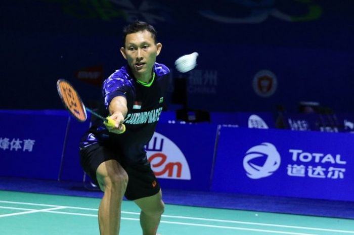 Pebulu tangkis tunggal putra Indonesia, Sony Dwi Kuncoro, saat menjalani latihan menjelang turnamen China Terbuka di Haixia Olympic Sports Center, Senin (14/11/2016).