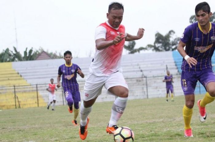 Gelandang PS TNI, Wawan Febriyanto (kiri) dibayangi pemain UiTM FC pada uji coba di Stadion Mini Cibinong, Kabupaten Bogor, Minggu (7/1/2018) sore.