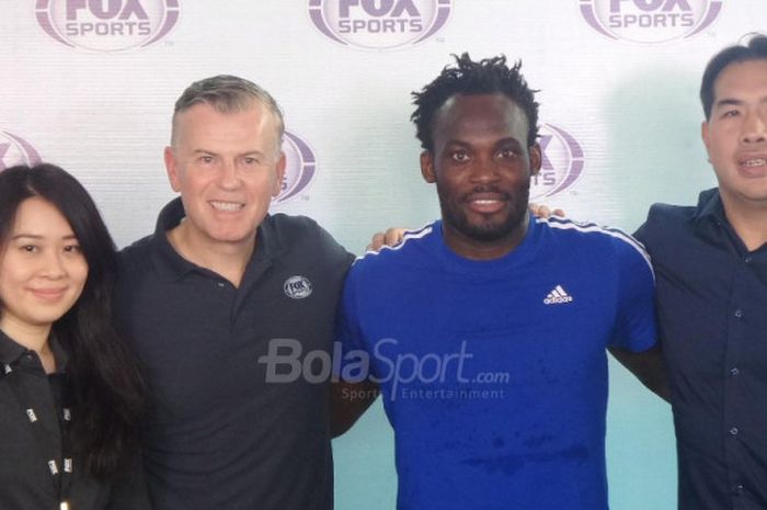 Presenter The John Dykes Show, John Dykes (kedua dari kiri), dan gelandang Persib Bandung, Michael Essien, berpose dalam acara Media Talkshow di Artotel Thamrin, Jakarta, Sabtu (4/11/2017).