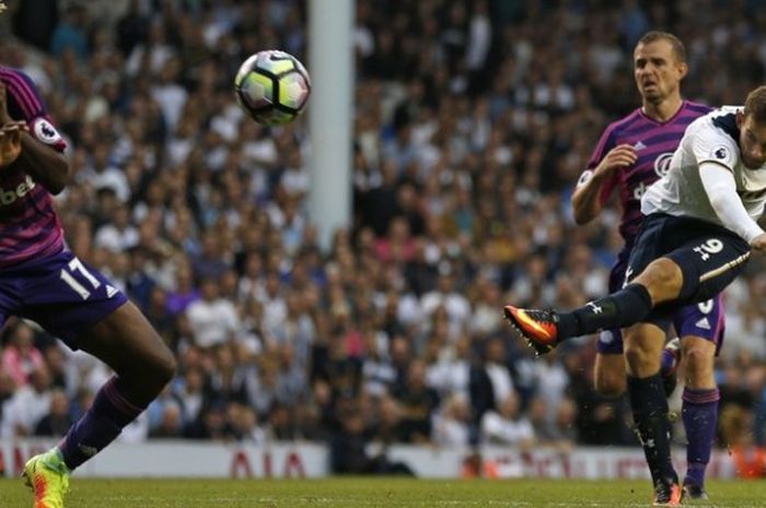  Striker Tottenham Hotspur, Vincent Janssen (kanan) melepaskan tembakan yang gagal berbuah gol. Sementara itu pemain Sunderland asal Gabon, Didier N'Dong (kiri), berusaha menghalau tendangan Janssen, dalam pertandingan Premier League di White Hart Lane, London, Minggu (18/9/2016). 