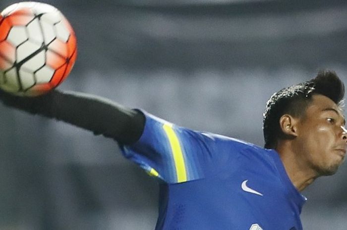  Kiper tim nasional Indonesia U-22, Satria Tama, dalam laga uji coba menghadapi Persija Jakarta di Stadion Patriot Candrabhaga, Bekasi, pada Rabu (5/4/2017). 