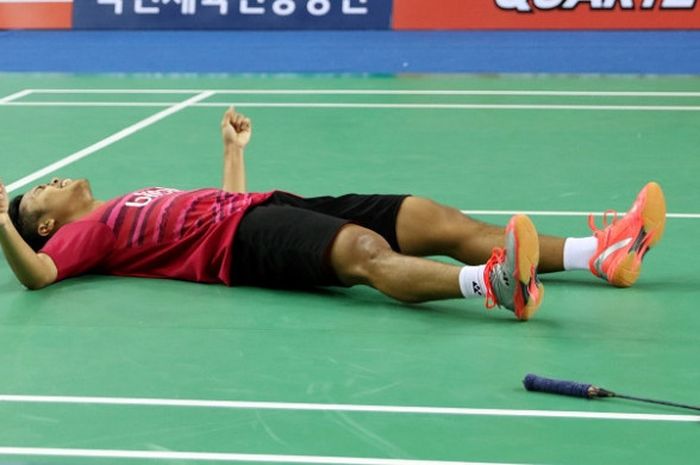 Pebulu tangkis tunggal putra Indonesia, Anthony Sinisuka Ginting, melakukan selebrasi setelah mengalahkan Jonatan Christie pada final Korea Terbuka 2017 yang berlangsung di SK Handball Stadium, Minggu (17/9/2017).