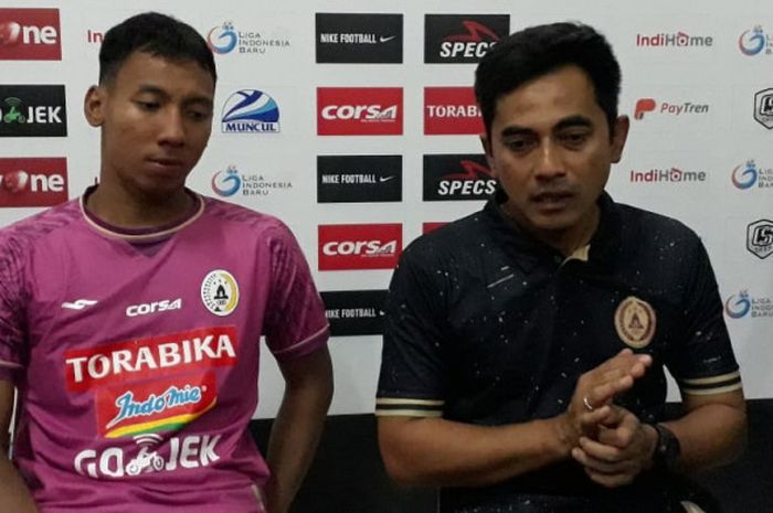 Pelatih PSS Sleman, Seto Nurdiantoro (kanan) ditemani kiper Ega Rizki Pramana pada sesi jumpa pers seusai laga semifinal kedua Liga 2 2018 melawan Kalteng Putra di Stadion Maguwoharjo, Sleman, Rabu (28/11/2018).