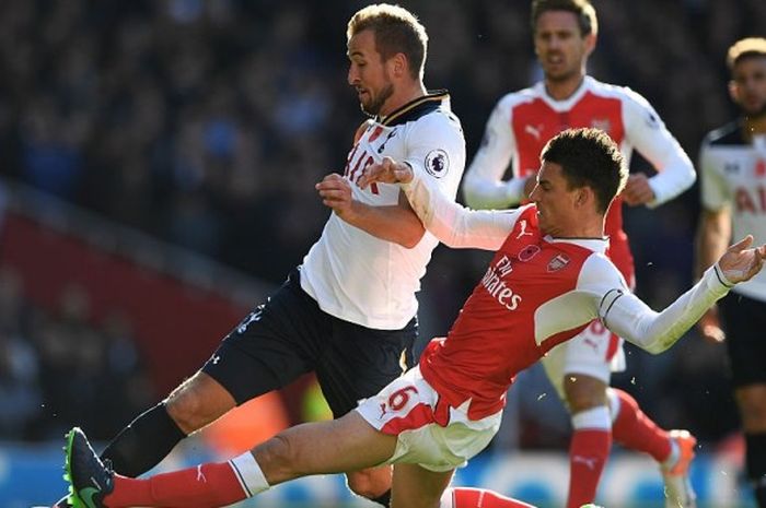 Bek Arsenal, Laurent Koscielny (kanan), berupaya memblok tembakan penyerang Tottenham Hotspur, Harry Kane, dalam laga Premier League di Emirates Stadium, London, 6 November 2016.