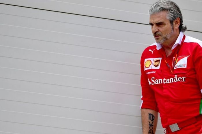 Team Principal Ferrari, Maurizio Arrivabene, terlihat di paddock tim di Sirkuit Baku yang menjadi arena balapan GP Eropa, Minggu (19/6/2016).