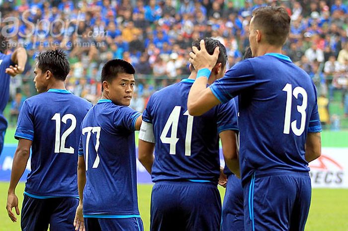 Pemain Arema FC bersiap memulai laga melawan PSIS dalam laga uji coba di Stadion Gajayana Malang, Jawa Timur, Kamis (04/01/2017) sore.