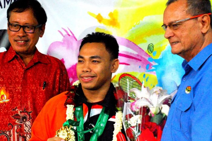 Atlet angkat besi Indonesia, Eko Yuli Irawan, berpose bersama Wakil Ketua PB PABBSI Djoko Pramono da