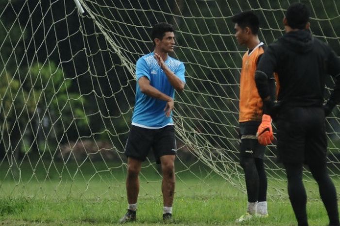 Pelatih kiper Arema FC asal Brasil Ricardo Felipe tengah memberikan instruksi kepada kiper-kiper Are