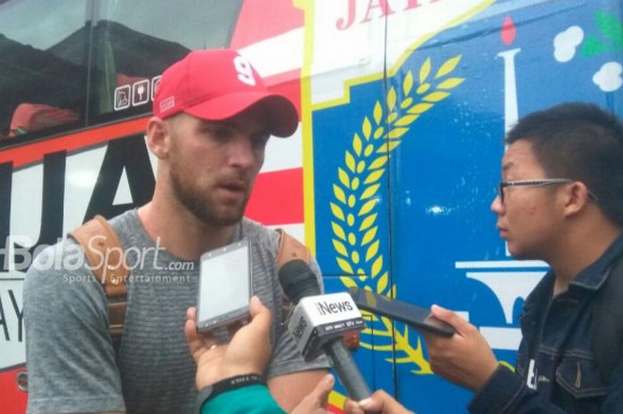 Penyerang Persija Jakarta, Marko Simic (kiri) saat menjawab pertanyaan wartawan di mes pemain Persija, Halim Perdanakusuma, Jakarta, Rabu (21/2/2018).