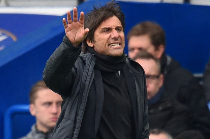 Ekspresi pelatih Chelsea, Antonio Conte, dalam laga Liga Inggris kontra Tottenham Hotspur di Stadion Stamford Bridge, London pada 1 April 2018.