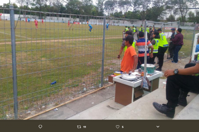 unggahan foto pedagang masuk dalam stadion 