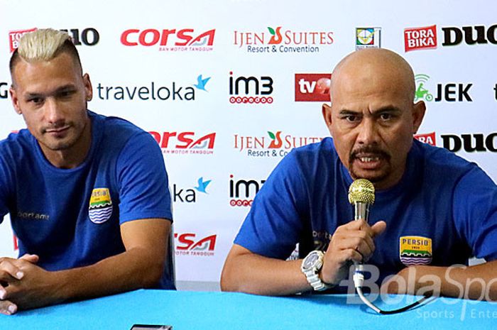 Pelatih Persib Bandung, Herrie Setyawan (kanan) didampingi gelandang Raphael Maitimo, menjawab pertanyaan media saat konfrensi pers menjelang laga pekan ke-19 Liga 1 melawan tuan rumah Arema FC di Kantor Arema FC Malang, Jawa Timur, Jumat (11/08/2017) siang.