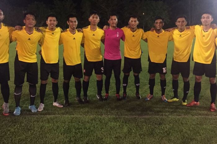 Gelandang asal Indonesia, Iner Sontany (dua dari kiri) dalam sebuah sesi latihan klub Liga Brunei, Indera SC. 