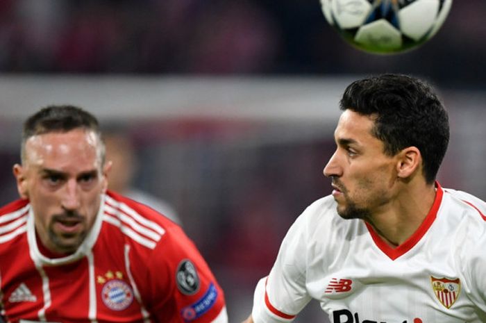 Gelandang Sevilla, Jesus Navas (kanan), saat mengejar bola dari bayang-bayang pemain Bayern Muenchen, Franck Ribery, dalam laga leg 2 perempat final Liga Champions 2017-2018 di Stadion Allianz Arena, Muenchen, Jerman, pada Rabu (11/4/2018).