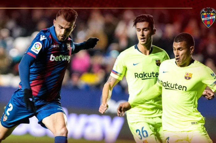 Penyerang Levante, Borja Mayoral (kiri), mencetak gol ke gawang FC Barcelona dalam laga leg pertama babak 16 besar Copa del Rey di Stadion Ciutat de Valencia pada 10 Januari 2019.