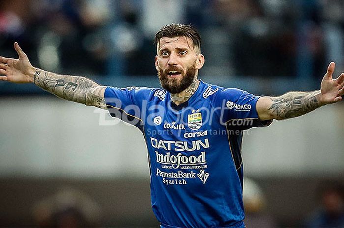 Ekspresi bek Persib Bandung, Bojan Malisic, saat tampil melawan Sriwijaya FC dalam laga pembuka Piala Presiden 2018 di Stadion Gelora Bandung Lautan Api, Kab, Bandung, pada Selasa (16/1/2018).