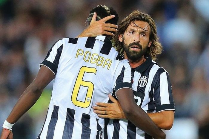 Paul Pogba (kiri) dan Andrea Pirlo merayakan gol yang dicetak Juventus ke gawang A-League All Stars di ANZ Stadium, Sydney, Australia, 10 Agustus 2014.