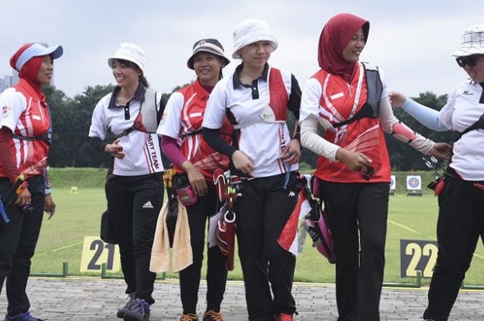 Tim recurve putri panahan Indonesia Diananda Choirunisa (kedua kanan), Aqidatul Izzah dan Titik Kusumawardani (kiri) memberikan ucapan selamat ke tim Hongkong Cheuk Ying Wang (kanan), Sze Yan Wu (ketiga kanan) dan Shuk Kwan Lee (kedua kiri) yang memenangkan semifinal pada ajang 18th Asian Games Invitation Tournament di Lapangan Panahan, Kompleks Gelora Bung Karno, Jakarta, Selasa (13/2/2018).