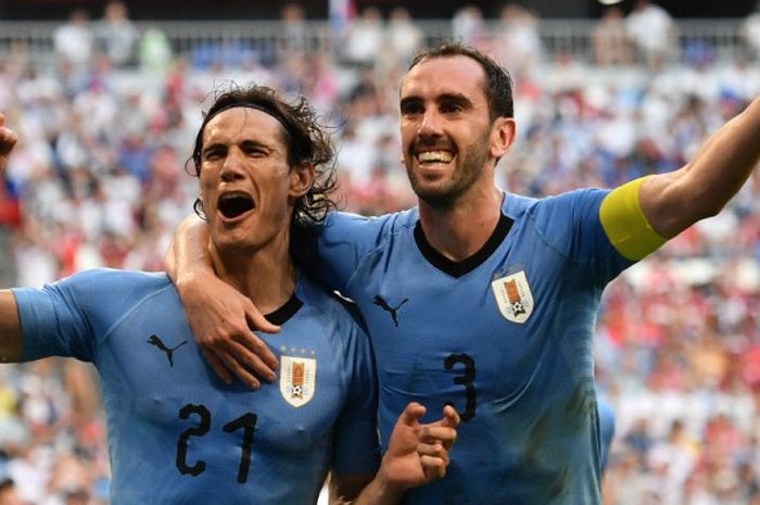 Penyerang Uruguay, Edinson Cavani (kiri), merayakan gol yang dicetak bersama Diego Godin dalam laga Grup A Piala Dunia 2018 kontra Rusia di Samara Arena, Samara, Rusia pada 25 Juni 2018.