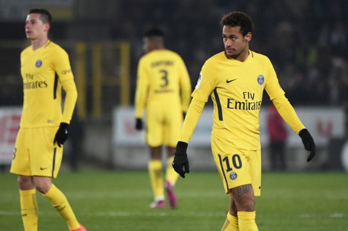 Reaksi pemain Paris Saint-Germain, Neymar (kanan), dalam laga Liga Prancis kontra Strasbourg di Stade de la Meinau, Strasbourg, pada 2 Desember 2017.