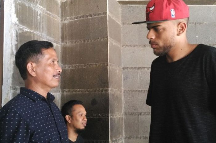 Striker seleksi Persib Bandung, Thales Magalhaes, datang dan bertemu dengan pelatih Djadjang Nurdjaman di Graha Persib, Jalan Sulanjana, Kota Bandung, Jumat (26/8/2016).