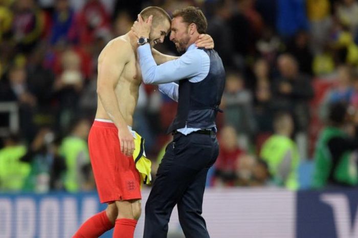 Gelandang Inggris, Eric Dier (kiri), dan pelatih Gareth Southgate merayakan kemenangan timnya atas Kolombia  di partai babak 16 besar Piala Dunia 2018 di Spartak Stadium, Moskow, 3 Juli 2018.