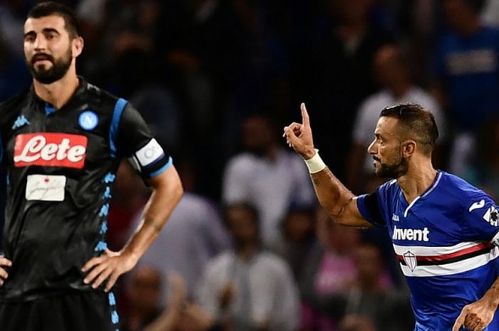 Selebrasi penyerang Sampdoria, Fabio Quagliarella (kanan), seusai mencetak gol ke gawang Napoli pada laga Liga Italia 2018-2019 di Stadio Comunale Luigi Ferraris, Genoa, Italia, pada Minggu (2/9/2018).