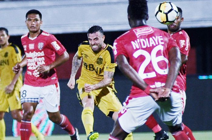 Aksi gelandang Bhayangkara FC, Paulo Sergio (tengah), saat menghadapi Bali United dalam duel Liga 1 2018 di Stadion Kapten I Wayan Dipta, Gianyar, Bali, Sabtu (21/7/2018).