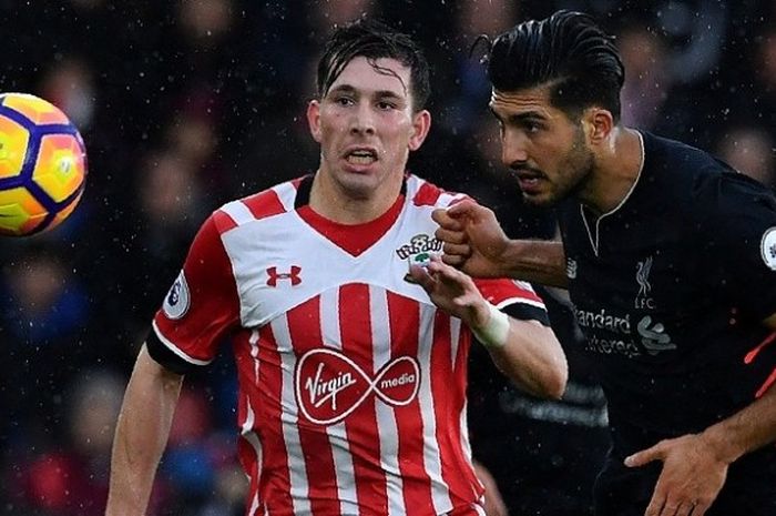 Gelandang Liverpool, Emre Can (kanan), berduel dengan gelandang Southampton, Pierre-Emile Hojbjerg, dalam laga Premier League di Stadion St Mary, Sabtu (19/11/2016).