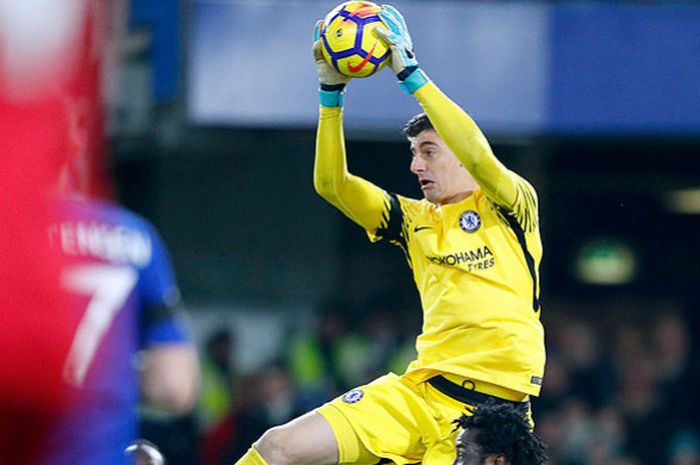 Aksi kiper Chelsea, Thibaut Courtois, saat melakukan penyelamatan dalam laga lanjutan Liga Inggris 2017-2018 melawan Swansea City di Stadion Stamford Bridge, London, pada 29 November 2017.