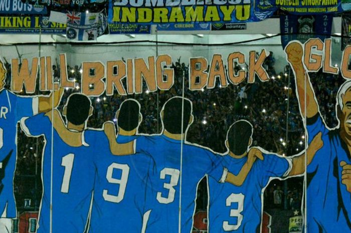     Koreografi bobotoh pada laga PSIS Semarang kontra Persib Bandung di Stadion Gelora Bandung Lautan Api, Minggu (8/7/2018) malam WIB.    