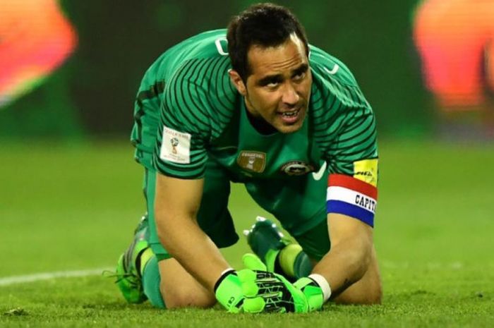 Kiper dan kapten timnas Cile, Claudio Bravo, bereaksi dalam partai Kualifikasi Piala Dunia 2018 lawan Paraguay di Santiago, Cile, 31 Agustus 2017.