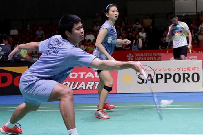 Pasangan ganda campuran Indonesia, Praveen Jordan/Debby Susanto, saat menjalani laga melawan Wang Chi-Lin/Lee Chia Hsin (Taiwan) pada perempat final turnamen Jepang Terbuka di Tokyo Metropolitan Gymnasium, Jumat (22/9/2017). Praveen/Debby menang dengan skor 18-21, 21-18, 21-16.