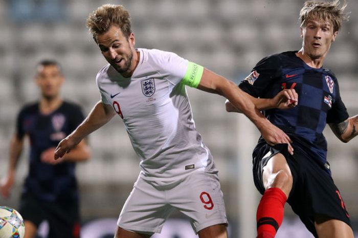 Striker timnas Inggris, Harry Kane (kiri), saat berduel dengan bek timnas Kroasia, Tin Jedvaj, dalam pertandingan Liga A Grup 4 UEFA Nations League di Stadion HNK Rijeka, Rijeka, Kroasia, pada Jumat (12/10/2018). 